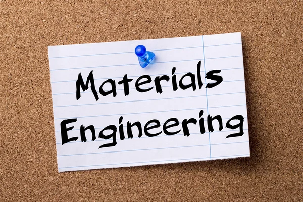 Ingeniería de materiales - papel de nota desgarrado fijado en el boletín bo —  Fotos de Stock