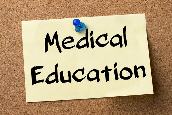 의학 교육-접착제 레이블 게시판에 고정 — 스톡 사진