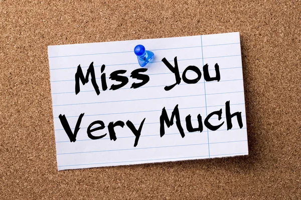 Miss You Very Much - papel de nota rasgado fijado en el tablón de anuncios — Foto de Stock