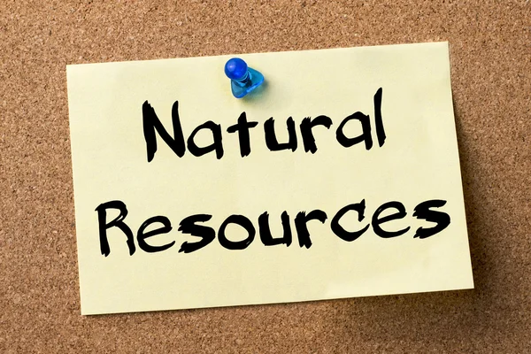 Природные ресурсы - клейкая этикетка, закрепленная на доске объявлений — стоковое фото