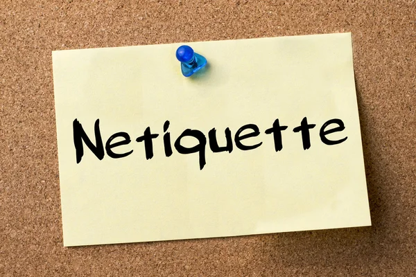 Netiquette - etiqueta adhesiva fijada en el tablón de anuncios —  Fotos de Stock