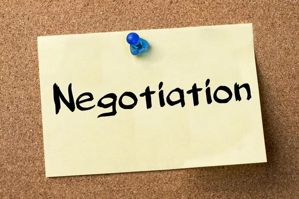 Müzakere - yapışkanlı etiket bulletin board tutturulmuş.