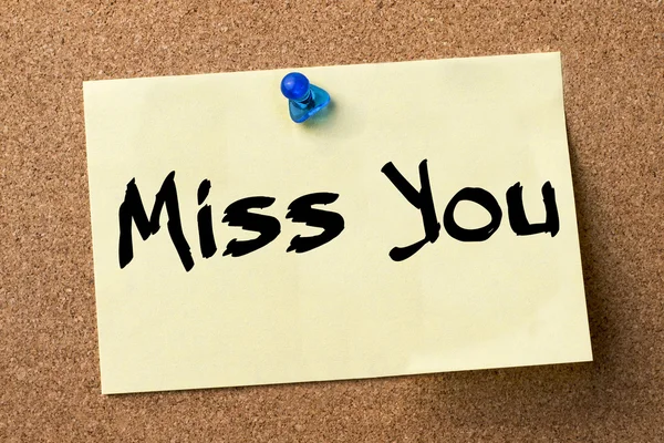 Miss You - etiket vastgemaakt op prikbord — Stockfoto