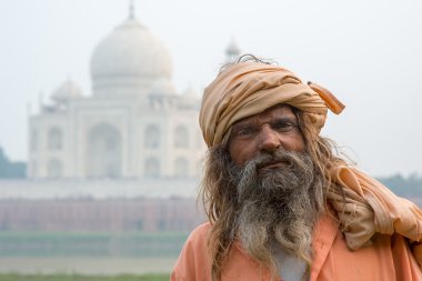 Taj Mahal'ı, Agra kalan yaşlı adamlar (sadhu),