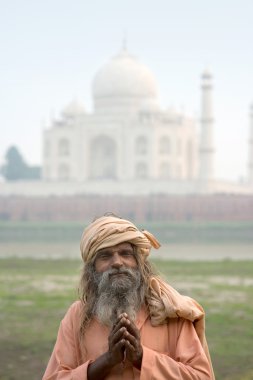 Taj Mahal'ı, Agra kalan yaşlı adamlar (sadhu),