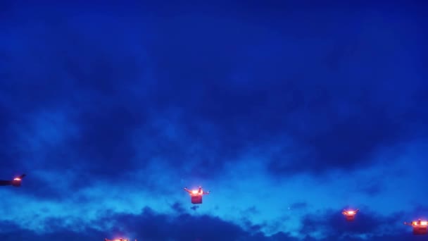 Mavi gökyüzünün önündeki bir işaret — Stok video