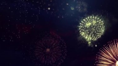 Gece gökyüzünde havai fişekler