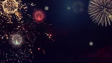Gece gökyüzünde havai fişekler