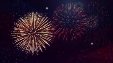 Gece gökyüzünde havai fişekler