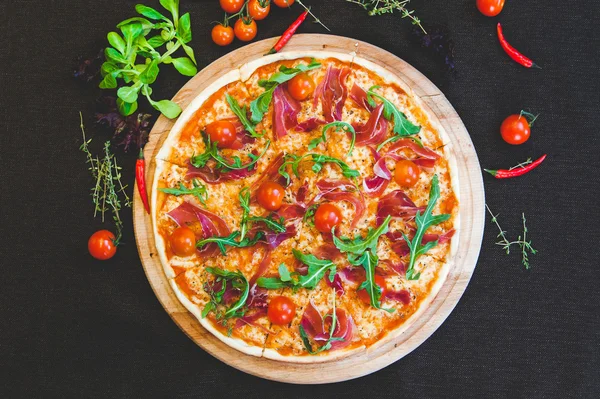 Tahta tepside pizza.