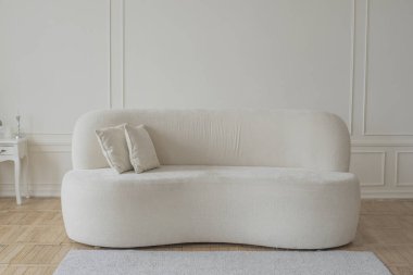 Minimalist bir iç mekanda beyaz kanepe..