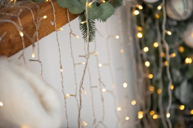 İç kısımda Noel çelengi var. Çelenk sarı ışıkla yanıyor.