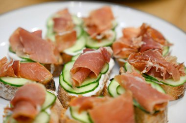 Jambonlu, salatalıklı ve peynirli sandviç.