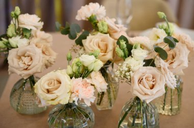 Güzel bir buket gül ve okaliptüs düğün salonunda.