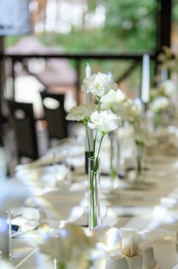 Çiçekli ve mumlu bir masa.