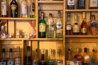 Alkollü içeceklerle dolu bir bar.