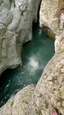 Kızlar Soçi, Rusya 'da Agura nehrinde kanyona atlıyorlar.