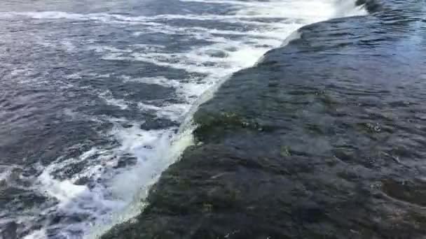 Европейский водопад на реке Вента, Латвия — стоковое видео