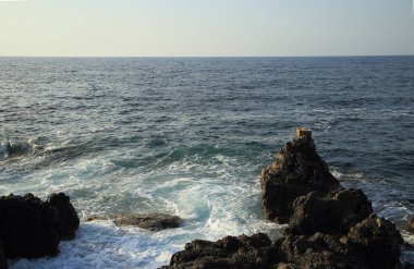 Girit deniz dalgaları Rethymno, Girit, Yunanistan 'daki kayalara çarpıyor