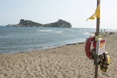 Küçük ıssız bir adası olan güzel bir deniz manzarası.