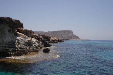 Yunanistan 'ın Kıbrıs adasındaki Akdeniz kıyısındaki Rocky sahili