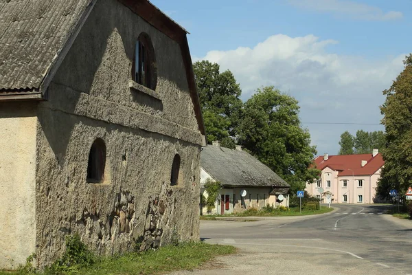 Prachtig landschap met een weg naar het huis — Stockfoto