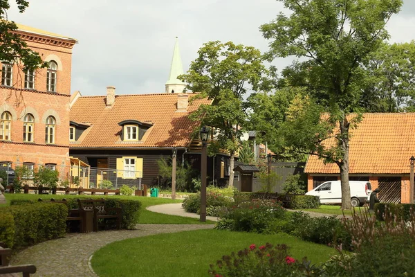 Paisaje urbano, .Ciudad medieval. Casas con techos de baldosas. Kuldiga, Letonia — Foto de Stock