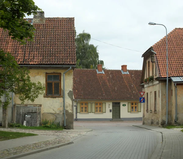 Paisaje urbano, .Ciudad medieval. Casas con techos de baldosas. Kuldiga, Letonia — Foto de Stock