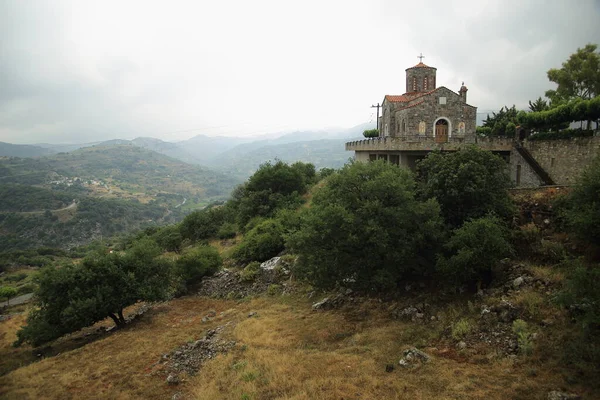 Een kerkje op een heuveltop op Kreta — Stockfoto