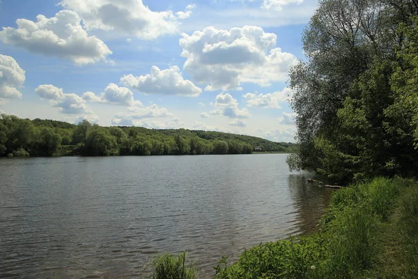 美丽的夏季乡村风景,有河流和蓝天上的云彩.俄罗斯。乌拉尔。Sloboda村 — 图库照片