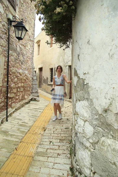 Une fille se promène dans les belles rues étroites de Crète, Grèce — Photo
