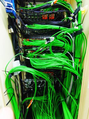 bnc kablo bağlantıları olan bir teknik oda