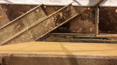 Ön cephe tadilatı için bir iskele.