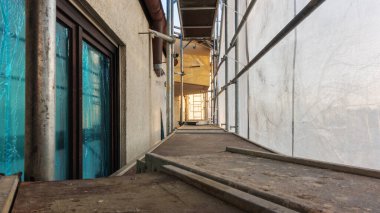 Ön cephe tadilatı için bir iskele.