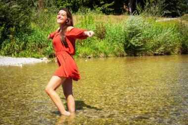 Genç bir kadın Münih 'te güneşin tadını çıkarıyor.