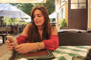 Kırmızı kız ile smartphone