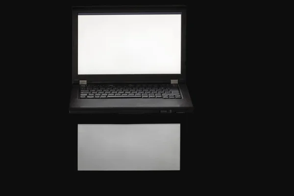 Laptop al buio con display illuminato — Foto Stock