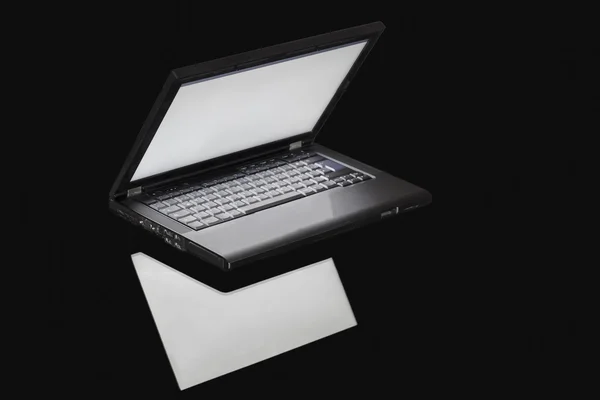 Laptop al buio con display illuminato — Foto Stock