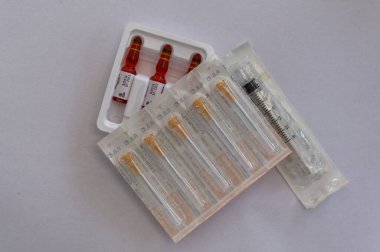 İğne ve şırıngalı B12 tüpleri