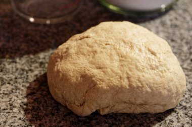 Yumruklanmak üzere olan ekmek hamurunun iki kat büyümesi ve pişirilmesi gerekiyor.