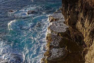 Dalgaların çarptığı kıyı manzarası