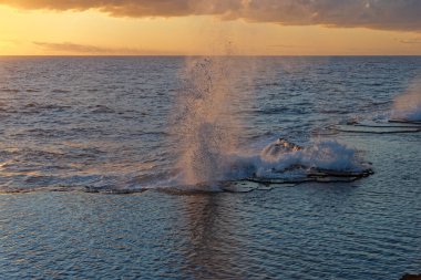 Deniz, hava deliklerindeki kayalıklardaki bir çatlaktan geçmeye zorlanıyor.