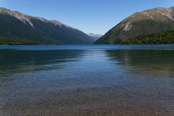罗托伊蒂湖清澈的湖水从浅水流向深蓝色的湖水 后面是高山 — 图库照片