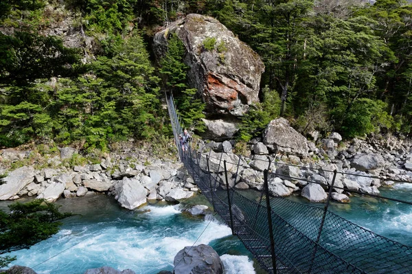 Trampoliere Attraversa Fiume Infuria Utilizzando Uno Stretto Ponte Oscillante Filo — Foto Stock