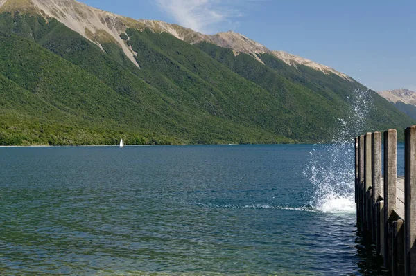 Hory Obklopují Jezero Rotoitit Jako Plavec Těší Osvěžující Koupání Skokem — Stock fotografie