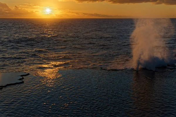 Havet Tvingas Genom Spricka Klipporna Vid Blåshålen Tonga När Solen — Stockfoto