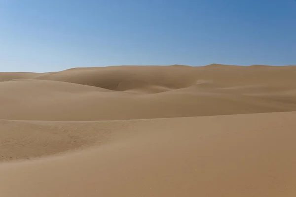 Deslocando Areias Deserto Contra Céu Azul Claro — Fotografia de Stock