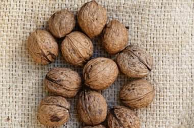 Önümüzdeki aylarda doğru depolamaları için sonbaharda ceviz kurutmak..