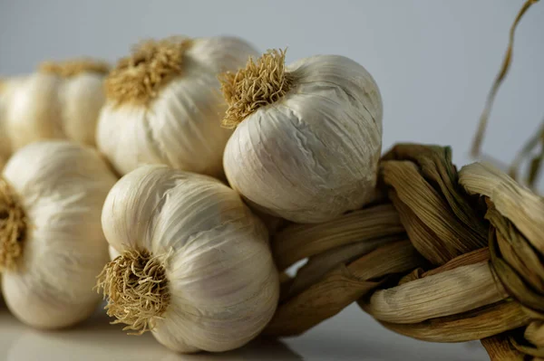 Sarımsak soğanlarının kaymak gibi beyaz derisi, kurumuş saplarının aksine...