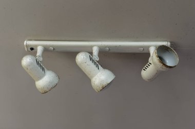 Beyaz tavan lambalarının toz, toprak ve sinek lekelerini topladığı gibi temizlenme zamanı.